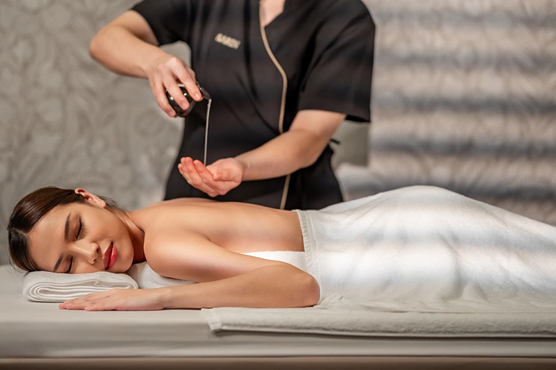 Essence of Calm – นวดน้ำมันหอม SARIN THAI MASSAGE AND SPA-Warm Embrace – Hot Aroma Oil Massage